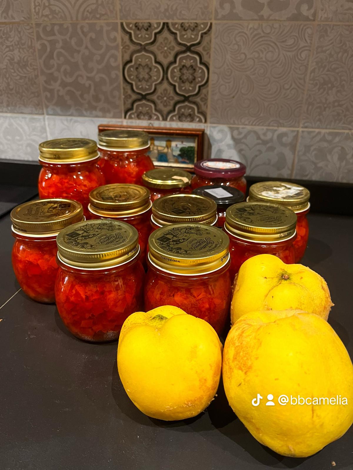 Marmellata di mele cotogne fatta in casa e mele cotogne fresche