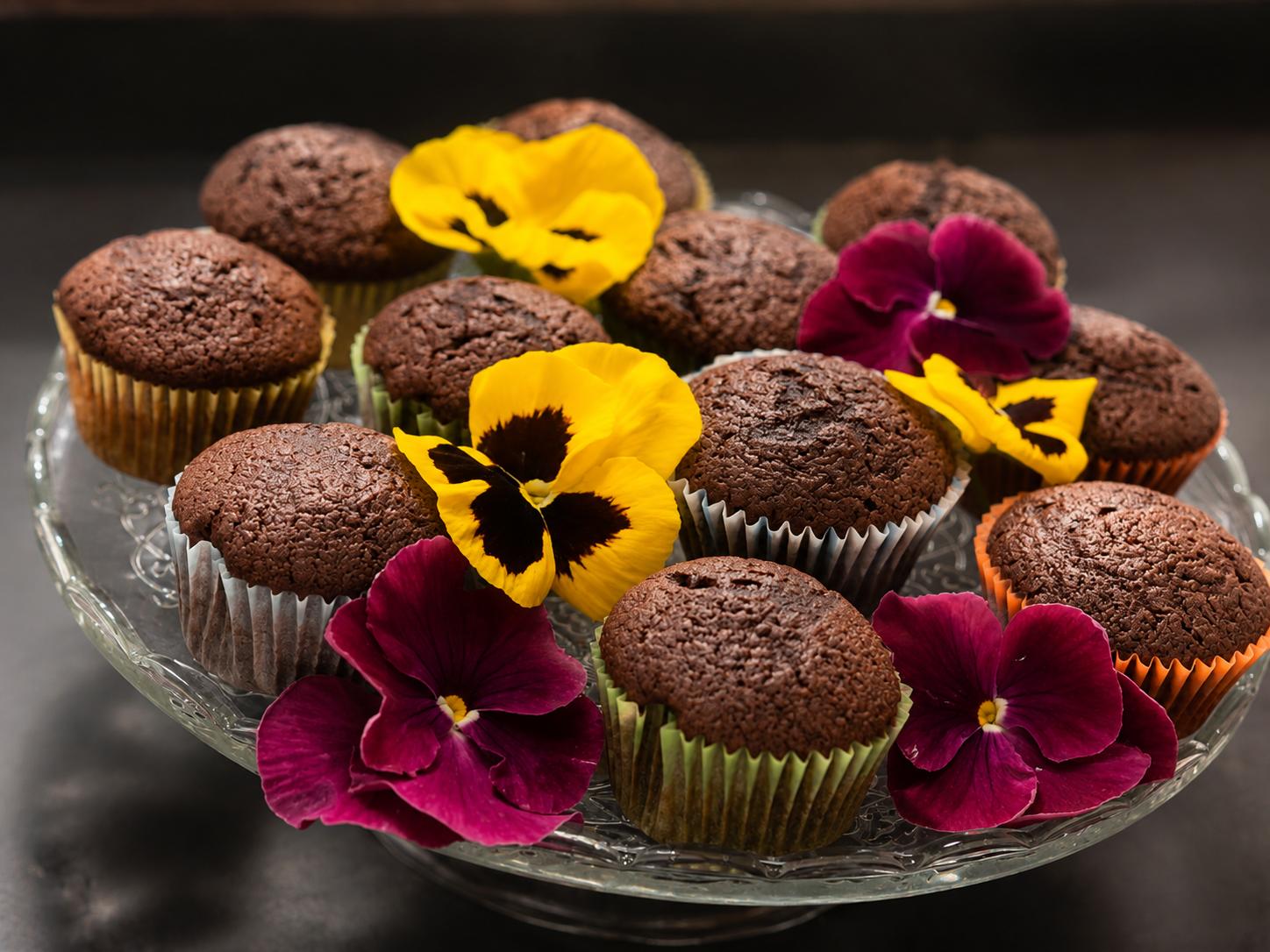Muffin al cioccolato con viole del pensiero
