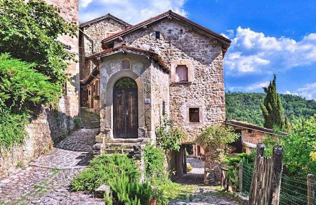 Le case di pietra del borgo medievale La Scola
