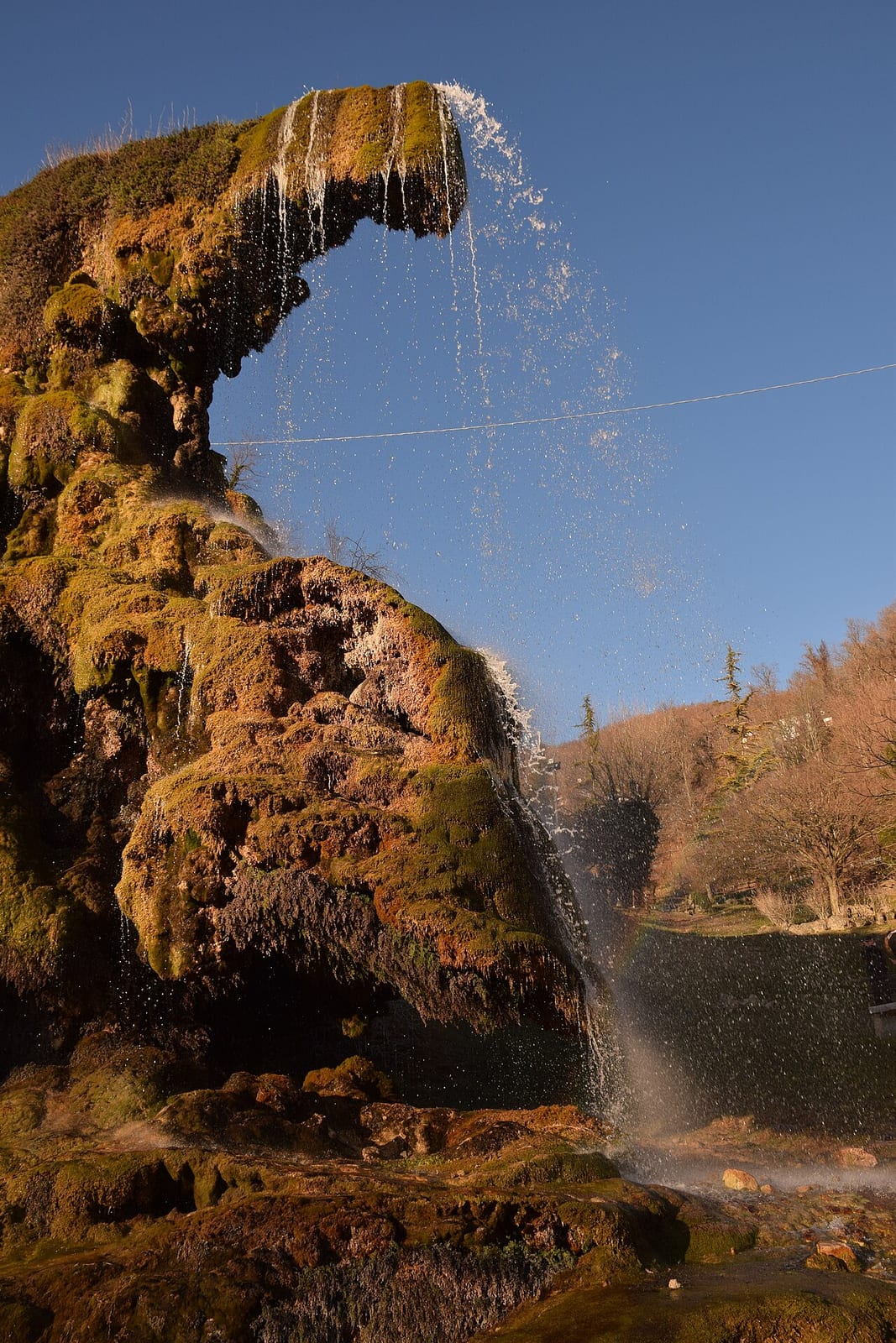 Der Wasserfall über dem Travertinfelsen in Labante