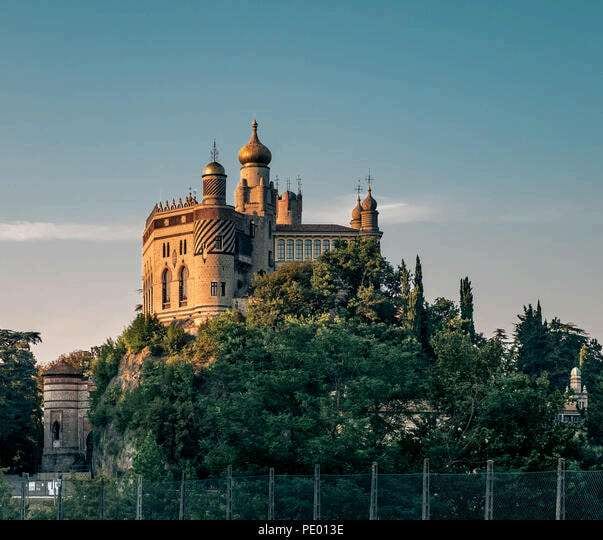 Il castello di Rocchetta Mattei sul suo sperone di roccia