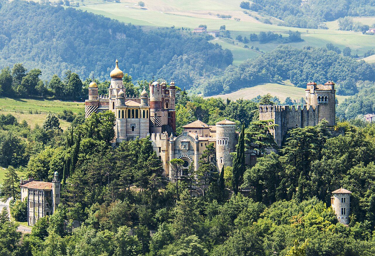 La Rocchetta Mattei vista d'insieme, tra i boschi dell'Appennino