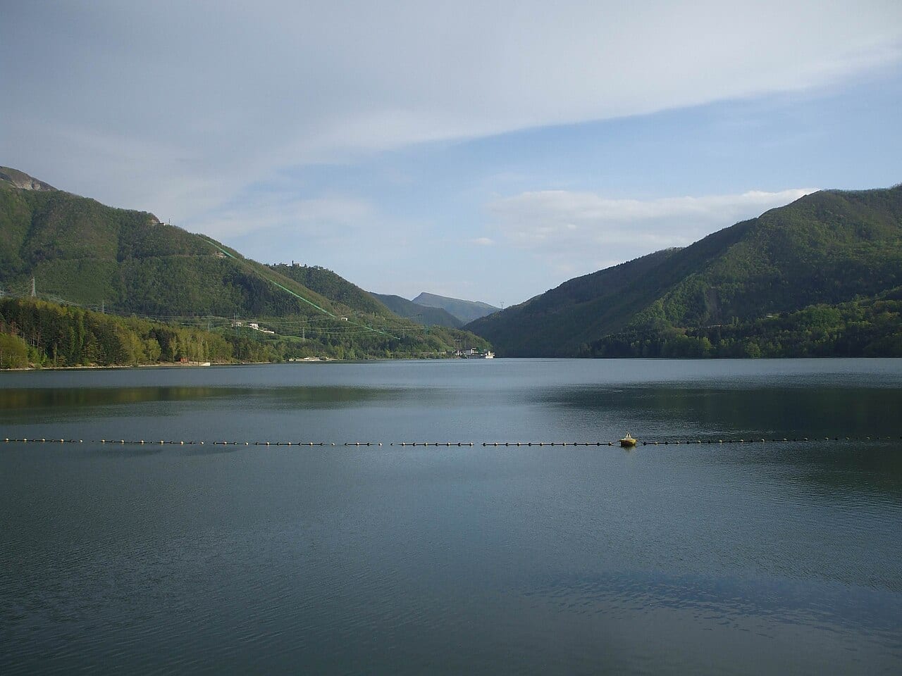 Il lago di Suviana tra montagne boscose