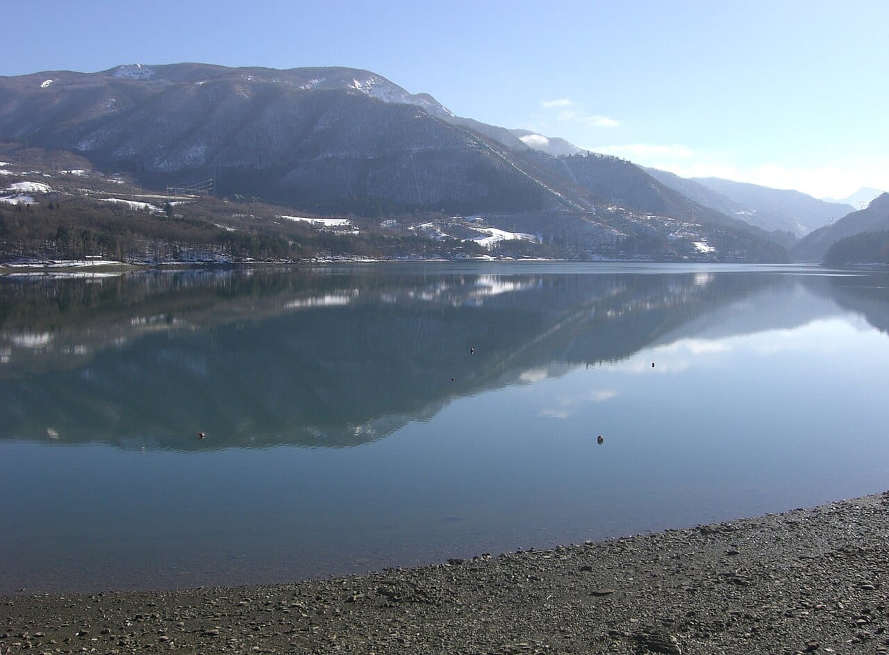 Der Suviana-See im Winter