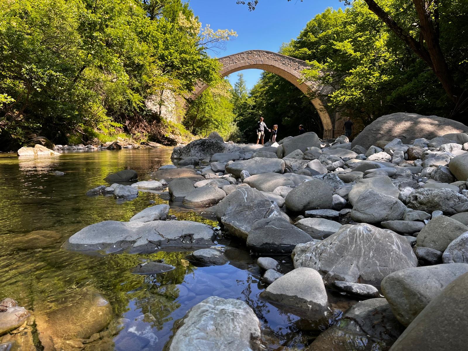 Eine alte Steinbrücke über einen Gebirgsbach